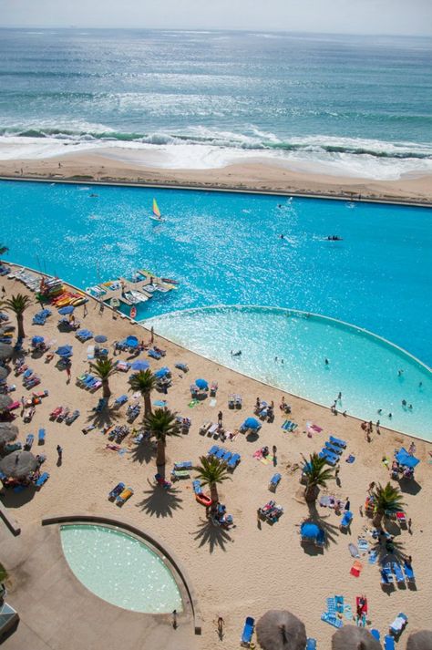 Crystal Lagoon en San Alfonso del Mar, Chile. Crystal Lagoon, Chile Travel, Tropical Destinations, Amazing Places, Event Venues, Vacation Spots, The Good Place, Medical, Weddings