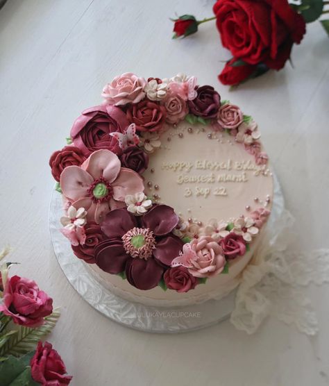 Mothersday Cake Ideas, Round Cake With Flowers, Floral Cake Design Birthday, Cake Decoration With Flowers, Aniversary Cakes Designs, Mother Birthday Cake, Flower Birthday Cake, Floral Cake Design, Flower Cake Design