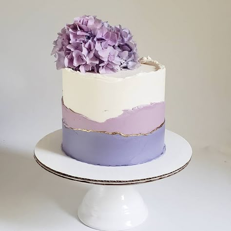 Wow Birthday Cake, Cake For Sweet 16, Cakes Purple, Cake Designs Elegant, Cake Designs Purple, Lilac Cakes Birthday Aesthetic, Custom Cake Designs, Cake For Artist, Customized Cake