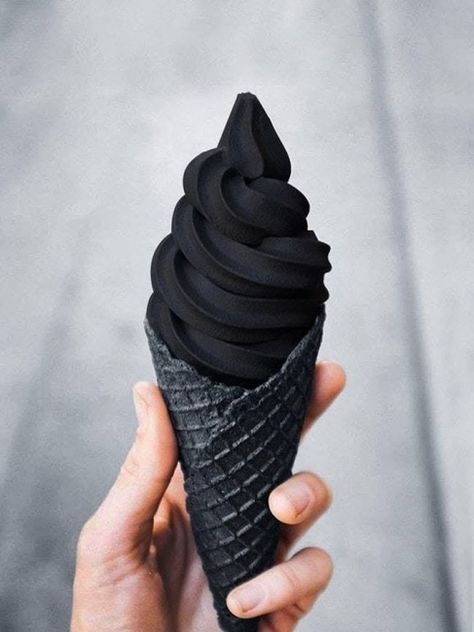 36 Fantastic Pics That Will Blast Your Boredom To Smithereens - Funny Gallery Black Ice Cream, Vintage Foto's, Black Food, Black Ice, Köstliche Desserts, An Ice Cream, Black And White Aesthetic, Happy Colors, Ice Cream Cone