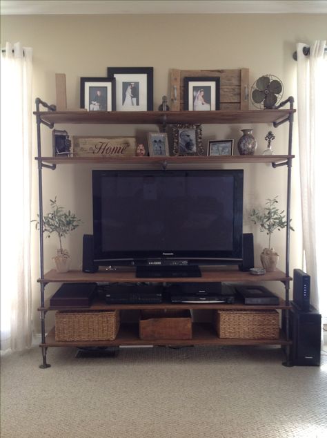 Entertainment center made out of cast iron pipes. Diy Entertainment Center Apartment, Diy Entertainment, Entertainment Center Shelf, Industrial Pipe Shelves, Pipe Decor, Flat Screen Tv, Diy Pipe, Decor Ikea, Entertaining Decor