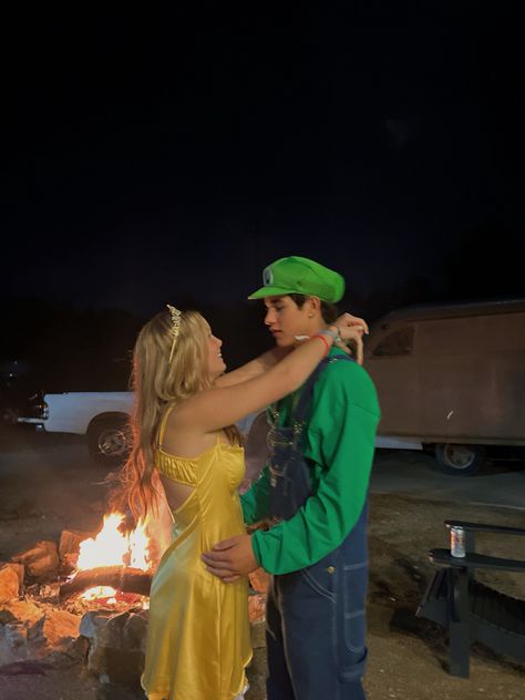 Princess Daisy And Luigi Costume, Luigi And Daisy Costume, Partner Halloween Costumes Couple, Nerdy Couples Costumes, Iconic Halloween Costumes Brunette, Matching Couple Costumes, Couple Halloween Costumes Relationship Goals, Daisy And Luigi, Dynamic Duo Costumes Couples