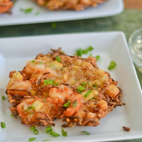 Ukoy is a popular Filipino fried shrimp and vegetable fritter dish. Shrimp, bean sprouts, tofu and green onions are added to this particular recipe. Okoy Recipe, Shrimp And Green Beans, Shrimp Fritters, Vegetable Fritters, Food Shrimp, Shrimp And Vegetables, Fritter Recipes, Pinoy Food, Fried Shrimp