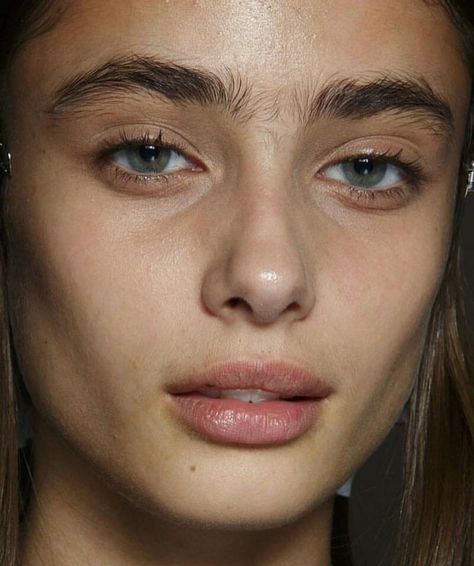 Taylor Hill Sherilyn Fenn, Bushy Eyebrows, Taylor Marie Hill, Thick Eyebrows, Natural Brows, Natural Eyebrows, Taylor Hill, Face Photography, Model Face