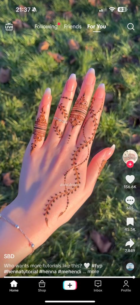 Fast Henna Designs, Hena Tato, Dainty Henna, Cute Henna Designs, Henna Style Tattoos, Henna Tutorial, Henna Inspo, Pretty Henna, Cute Henna