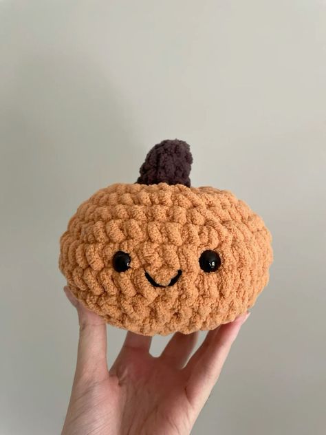 Cute Fall Crochet Plushies, Crochet Pumpkin Stuffed Animal, Fall Crochet Stuffies, Easy Crochet Fall Decor, Fall Crochet Plushie Patterns, September Crochet Ideas, Cute Crochet Pumpkin, Fall Crochet Stuffed Animals, Pumpkin Spice Crochet