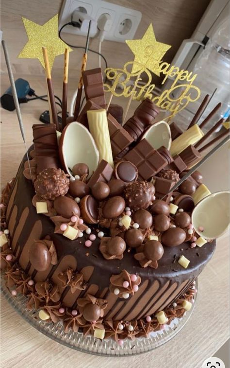 Γενέθλια Mickey Mouse, Tårta Design, 14th Birthday Cakes, Chocolate Cake Designs, Realistic Cakes, Birthday Cakes For Women, Birthday Cake Chocolate, Creative Birthday Cakes, Simple Birthday Cake