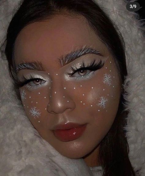 27 Creative Christmas Makeup Looks - Inspired Beauty Creative Christmas Makeup Looks, Creative Christmas Makeup, Snowflake Makeup, Snow Makeup, Holiday Eye Makeup, Christmas Makeup Looks, Xmas Makeup, Halloweenský Makeup, Christmas Eye Makeup