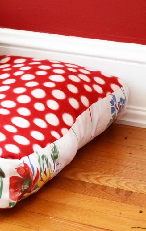 DIY Doggy Duvet Bed With a Vintage Tablecloth and Fleece - My So Called Crafty Life Diy Dog Bed Cover, Dog Bed Sewing Pattern, Duvet Bed, Zipper Face, Dollar Store Diy Projects, Diy Dog Bed, Old Pillows, Covered Dog Bed, Old Towels