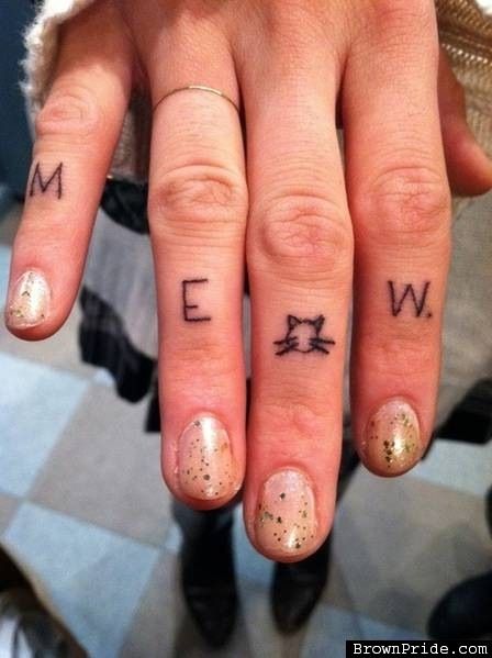 "Meow" fingers tattoo - absolutely adorable Meow Tattoo, Knuckle Tattoos, Cat Tat, Cat Tattoo Designs, Girly Tattoos, Small Tattoo, Crazy Cat, Piercing Tattoo, Get A Tattoo