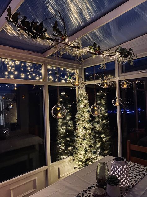 Christmas Decor Ideas For Conservatory, Christmas Conservatory Decoration, Conservatory Christmas Decorations, Christmas Conservatory Ideas, Conservatory Christmas Decor, Christmas Conservatory, Conservatory Interiors, Conservatory Room, Christmas Garland On Stairs