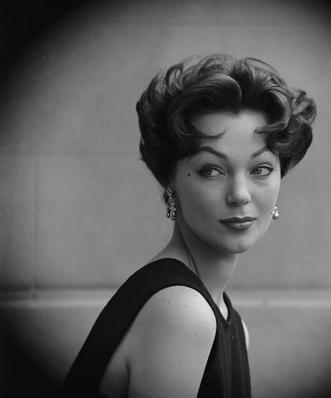 vintage everyday: Short Hair – One of the Favorite Women's Hairstyles in the 1950s 1950 Hairstyle, Old Fashioned Hairstyles, 1950 Women, Italian Hair, 1950s Hairstyles, 50s Hairstyles, Black And White Photograph, Pin Curls, Actrices Hollywood