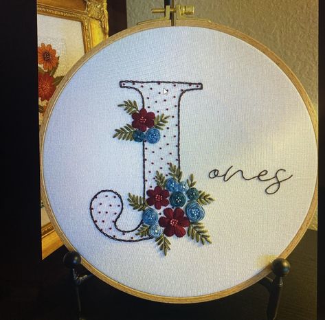 Rooster Cross Stitch, Simple Hand Embroidery Patterns, Embroidery Lessons, Embroidery Letters, Handmade Embroidery Designs, Fabric Flower Tutorial, Embroidery Alphabet, Alphabet Design, Hand Embroidery Projects