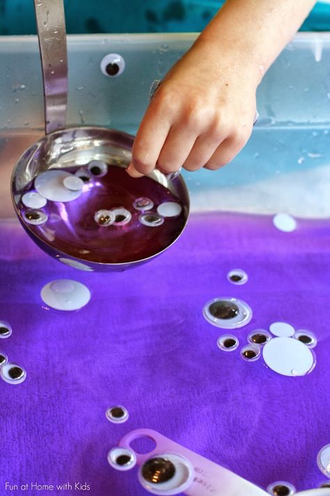 Colored Water Sensory Bin: Googly Eye Soup from Fun at Home with Kids  (includes non-choking hazard alternatives in post) Water Sensory Bin, Halloween Sensory, Home With Kids, Colored Water, Halloween Preschool, Fall Preschool, Sensory Table, Messy Play, Kids Sensory