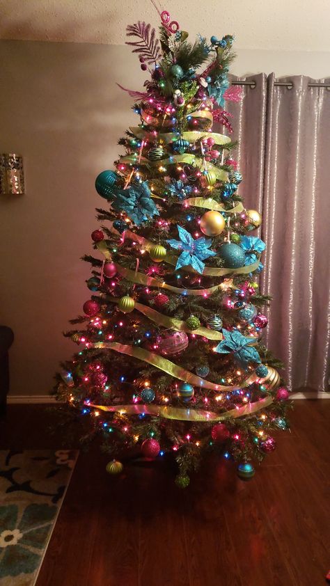 Pink, teal and gold Christmas tree. Teal And Gold Christmas Tree, Pink And Teal Christmas Tree, Pink And Teal Christmas, Hot Pink And Teal, Teal Christmas Tree, Pink Christmas Decor, Green Christmas Tree Decorations, Teal Christmas, Teal And Green