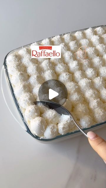 Malika oualli on Instagram: "✨Recette : Tiramisu saveur raffaelo✨ Il y a quelques jours je vous présentais ma toute dernière création : le tiramisu sans oeufs crus au véritable saveur de raffaello. Plus de 8 k commentaires sur le post , dans lequel je vous présente ce délicieux tiramisu ! Ce dessert est ultra frais, il est onctueux et crémeux ! Pour tout vous dire ça me fait penser à des petits flocons de neiges ❄️ un vrai nuage en bouche ! La recette est également sur mon blog : tapez mes délicieuses créations sur Google. Ingrédients : 250g de mascarpone 1 briquette de crème de coco (20 cl) 280g de crème liquide entière 30% de mg 20g de sucre glace 150g de pâte à tartiner saveur raffaello 15g de noix de coco râpée 1 cuillère à café de vanille liquide 1 grand paquet de biscuits à Honeydew Melon, Passion Fruit, Leeks, Rhubarb, Sweet Recipes, Biscuits, Raspberry, Cheesecake, Coco