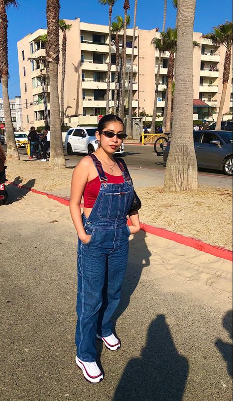 Tommy Hilfiger Overalls Outfit, Tommy Hilfiger Overalls 90s, 90s Dungarees Outfit, Air Max 97 Outfits, Overalls Outfit Vintage, Brent Concert, Air Max 90 Outfit Woman, Dungaree Outfit Ideas, Air Max 97 Outfit Women