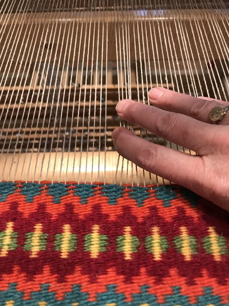 Rigid Heddle Weaving Projects, Rigid Heddle Weaving Patterns, Weaving Patterns Design, Swedish Weaving Patterns, Weaving Loom Diy, Weaving Loom Projects, Rigid Heddle Weaving, Weaving Wall Hanging, Swedish Weaving