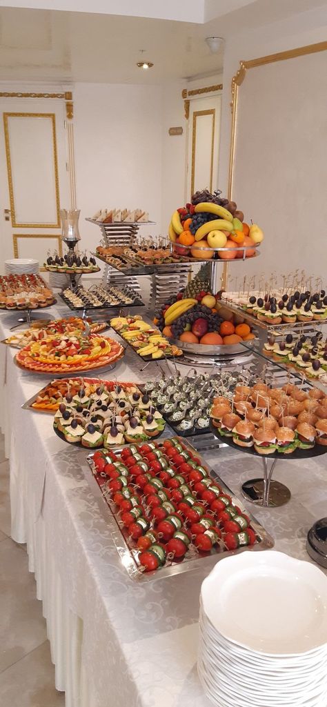 AMAZING DELICIOUS FOOD Snack Buffet Table, Canopies Food, 2023 Catering Trends, Gala Food Ideas, Spring Party Food Ideas, Party Food Table Set Up Buffet Ideas, Brunch Party Food Buffet Tables, Birthday Buffet Ideas Food, Food Displays For Parties Buffet Tables