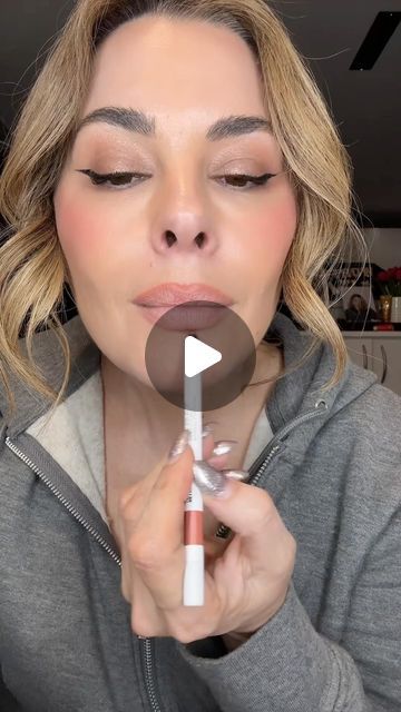 Erica Taylor on Instagram: "Lipliner hack for full lip’s- it’s ok to try it - it’s not a tattoo if you do not like it ❤️❤️ #lipliner #makeuphacks #mua #lipfiller #plumplips #liplinerhack #liplinertutorial #nudelip #perfectlips #over40 #fyp #fulllips products used @smashboxcosmetics nuetral rose lipliner and @innbeautyproject cookie lip glaze" How To Apply Lip Liner, Lipliner Tutorial, Lip Liner Tutorial, Lip Liner Tattoo, Erica Taylor, Makeup Hacks Tutorials, Lipstick Kiss, Full Lips, Perfect Lips