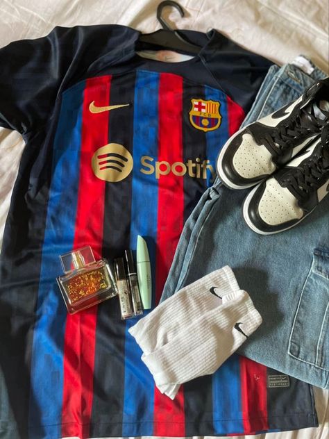 Barcelona Jersey Outfit, Barcelona Clothes, Barcelona Outfits, Football Jersey Outfit, Mode Zara, Soccer Outfits, Friend Poses Photography, Jersey Outfit, Football Outfits