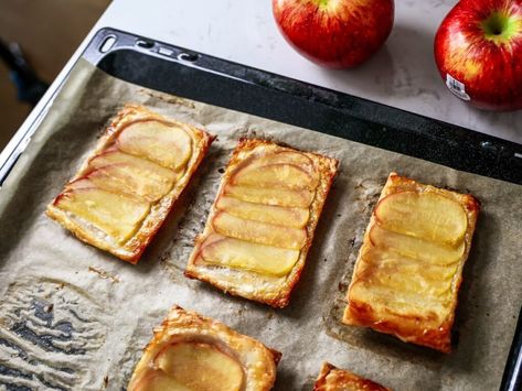 Viral Upside Down Puff Pastry Tarts with Envy Apples | Indulgent Eats - Dining, Recipes & Travel Upside Down Apple Puff Pastry, Envy Apples, Apple Recipes With Puff Pastry, Upside Down Puff Pastry, Picky Bits, Puff Pastry Tarts, Honey Puffs, Pastry Ideas, Apple Pastry