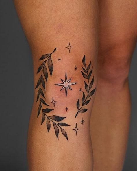 Across The Knee Tattoo, Traditional Tattoos Around Knee, Knee Tattoo Pair, Underbooty Tattoo Women, Traditional Kneecap Tattoo, Knee Frame Tattoos Women, Celestial Knee Tattoo, Round Knee Tattoo, Round The Knee Tattoo