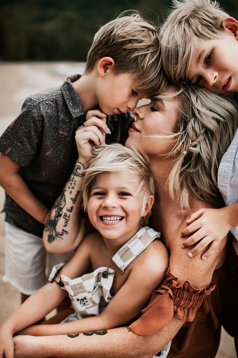 Mom Photo Shoots, Boho Family Photos, Outdoor Family Photoshoot, Large Family Photos, Mommy And Me Photo Shoot, Family Photoshoot Poses, Fall Family Portraits, Outdoor Family Photography, Family Portrait Poses