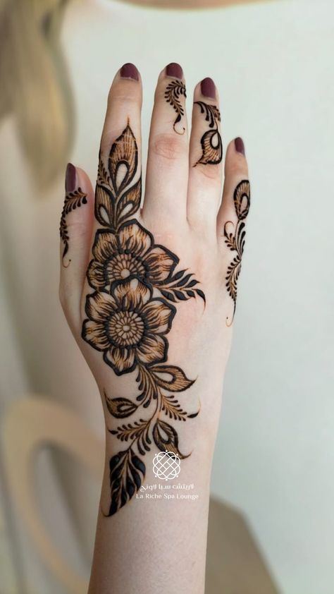 Mehndi Design Stylish Back Hand, Simple Stylish Mehndi Design, Long Simple Mehndi Designs, Mehndi Hand Designs Simple, Mehndi Stylish Design, Easy Flower Mehndi Designs, Back Design Mehndi Simple, Mehndi For Back Hand Simple, Flower Mehndi Designs Back