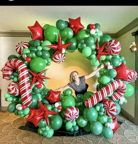 Grinch Christmas Decorations Ballons, Balloon Wall Backdrop Christmas, Balloon Christmas Parade Float, Christmas Balloon Hoop, Ballon Christmas Decorations, Xmas Balloon Decorations, Christmas Balloon Wreath, Balloon Arch Christmas, Holiday Balloon Arch