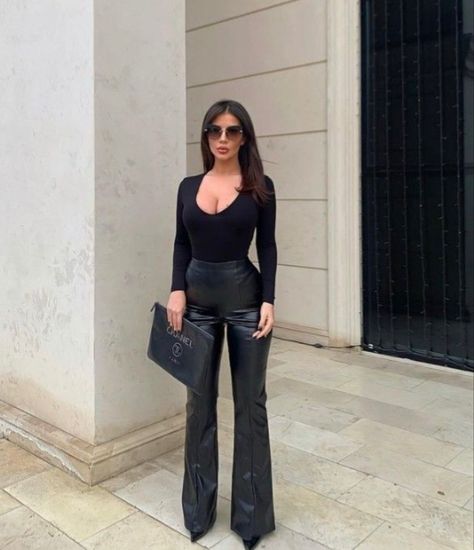 Black On Black Professional Outfits, Black Stiletto Heels Outfit, Night Out Outfit Pants, Classy All Black Outfit, Black Leather Pants Outfit, Leather Pants Outfit, Black Leather Pants, Looks Black, All Black Outfit