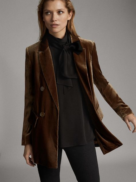 Velvet Jacket Outfit, Velvet Blazer Outfit, The Sartorialist, Victoria Beckham Outfits, Jacket Outfit Women, Blazer Outfits For Women, Black Velvet Blazer, Coat Women Fashion, Velvet Clothes