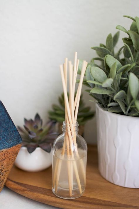 Add aromatherapy to your home with this simple Reed Diffuser tutorial! If you love essential oils, you'll love this! #essentialoils #diffuserdiy Diy Reed Diffuser, Homemade Diffuser, Diy Oil Diffuser, Perfume Oil Recipes, Skincare Photo, Homemade Reed Diffuser, Oil Reed Diffuser, Diffuser Diy, Love Essential Oils