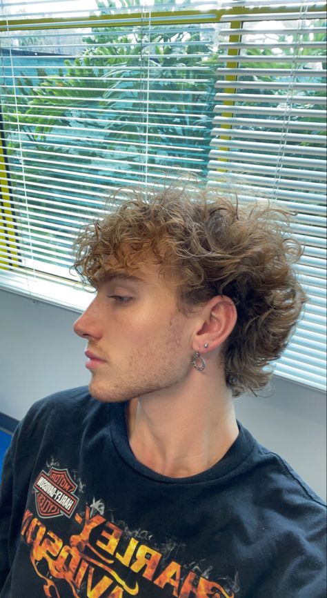 Blonde Curly Haircut Men, Taper Fade Curly Hair White Men, Curly Blonde Mullet, Blonde Curly Mullet Men, White Curly Hair Men, Curly Hair Men Mullet, Spanish Hairstyles, Curly Hair Up, Boys Curly Haircuts