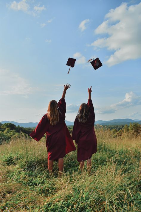 Grad Friends Photoshoot, Graduation Best Friend, Bsf Graduation Pictures, Fun Graduation Pictures With Friends, Graduation Pic Ideas With Friends, Best Friend Graduation Poses, Besties Graduation Pictures, Best Friend Graduation, Nursing Grad Pictures With Friends