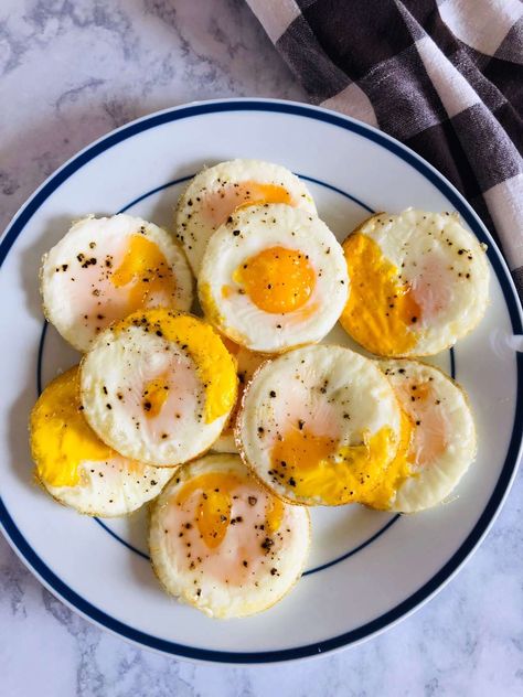 If you like to have breakfast ready to go, you're gonna love my oven baked eggs recipe! Make a batch and store in the fridge for up to 5 days. Oven Baked Eggs, Egg Benedict, Baked Eggs Recipe, Whoopie Pie, Healthy Eggs, Eggs Breakfast, Breakfast Eggs, Egg Dishes, Pie Pan