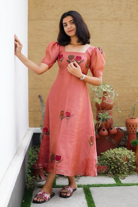 Simple Frock Design, Long Gown Design, Casual Frocks, Simple Frocks, Simple Gowns, Simple Kurta Designs, Simple Kurti Designs, Frock For Women, Stylish Short Dresses