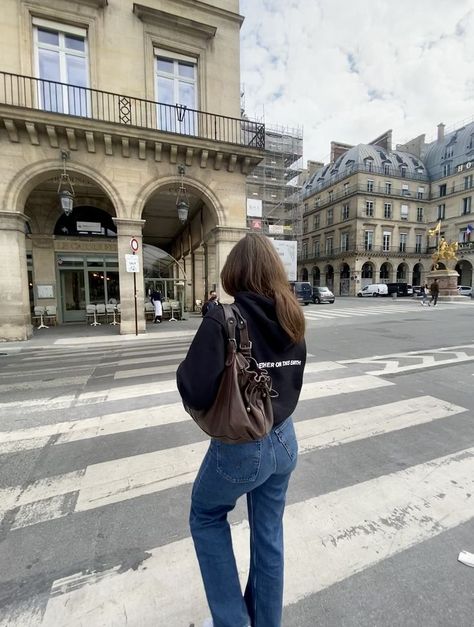 pauseshots, inspo, spring vibes, spring mood, aesthetic, be that girl, baddiestyle, 90style, minimal feed, fashionshooting, emetic, moodboard Duffle Bag Outfit, Brown Handbag Outfit, Black Handbag Outfit, Outfit With Purse, Brown Bag Outfit, Levis Jeans Black, Bershka Bag, Walking In Paris, School Handbags