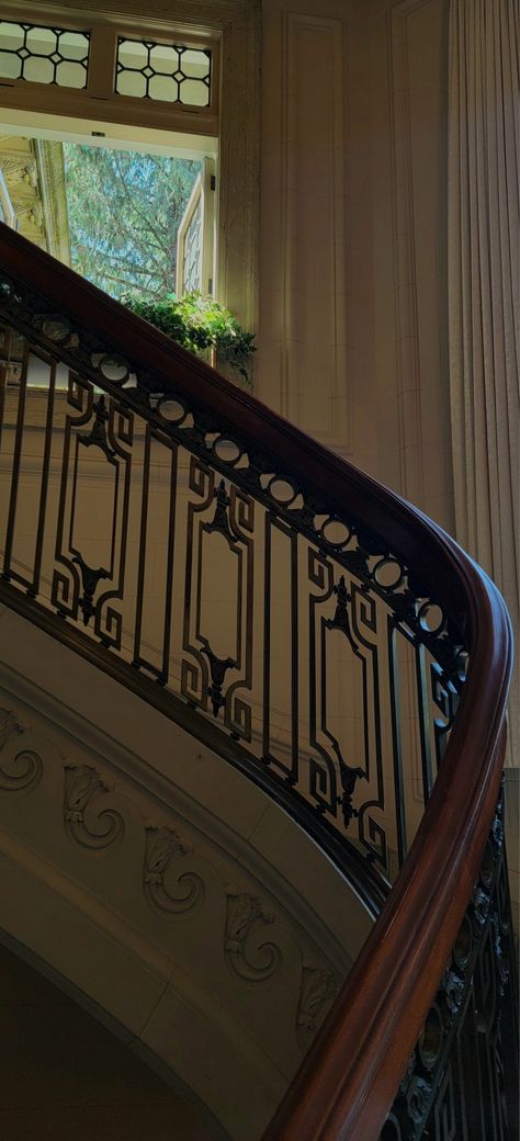 Vintage Railing, Dream House Staircase, Travel Old Money, Vintage Staircase, Moulding Wall, Victorian Staircase, Estate Mansion, Wood Railings For Stairs, Manor Estate