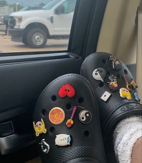 Fuzzy Slippers Outfit, Black Crocs With Charms, Black Crocs With Jibbitz, Crocks Outfits, Crocs With Jibbitz, Crocs Aesthetic, Crocs With Charms, Crocs Outfit, Lined Crocs