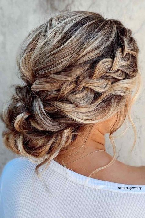 Braid To The Side With Curls, Women’s Formal Hairstyles, Hoco Hairstyles Red Hair, Cute Formal Hairstyles For Medium Hair, Wedding Hairstyles Medium Length Braid, Wedding Hairstyles With Braids, Gala Hair, Prom Hair Up, Wedding Up Do