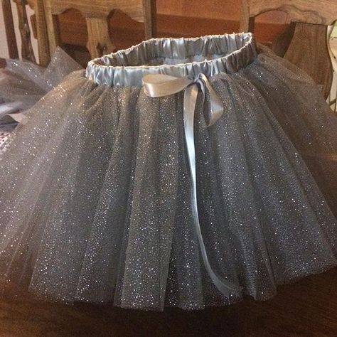 I like to make little kid tutus, and thought I would share my method for making them. Ordinarily I wouldn't bother, because it's just a dumb tutu, right?  Well, no. It's a smart tutu. I looked around the web and found hundreds of tutu tutorials, but no one was making them like… Tutu Tutorial, Kids Tutu, Pop Up Store, Tutu Skirt, Dumb And Dumber, Tulle Skirt, Glitter, Sewing, Tutus