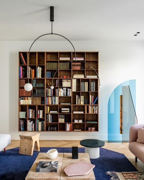 ita • Instagram Old Modern Interior, Apartment Interior Design Living Room, Book Shelf Wall, Modern Apartment Interior, Modern Appartement, Interior Design Per La Casa, Home Library Design, Bookshelf Design, Design Del Prodotto