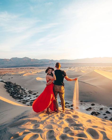 Dubai Picture Ideas, Dubai Couple, Desert Photoshoot Ideas, Badwater Basin, Sand Dunes Photoshoot, Dubai Photoshoot, Couple Travel Photos, Desert Pictures, California Getaways