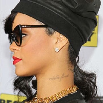 Rihanna's Neck tattoo Rihanna Neck Tattoo, Rhianna Tattoos, Rihanna Tattoo, Many Tattoos, Robyn Fenty, Inspiring Quote Tattoos, Stomach Tattoos, Rihanna Style, Tattoo Videos