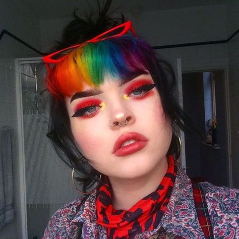 Hiuranai on Instagram: “My bands NEW single comes out in 9 days🤯 Whos EXCITED #egirl #nichememe #vscogirl #hairdye #eboy #makeup #goth #alternative #cute #anime…” Eboy Makeup, Rainbow Fringe, Curly Hair Drawing, Dye Hair, Dyed Hair Inspiration, Punk Hair, Shot Hair Styles, Funky Hairstyles, Dye My Hair