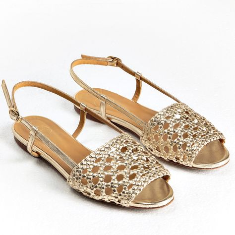 Des sandales plates Des Petits Hauts Dad Sandals, Golden Shoes, Fashion Shoes Sandals, Woven Sandals, Summer Flats, Summer Chic, Stylish Shoes, Bridal Shoes, Cosmopolitan