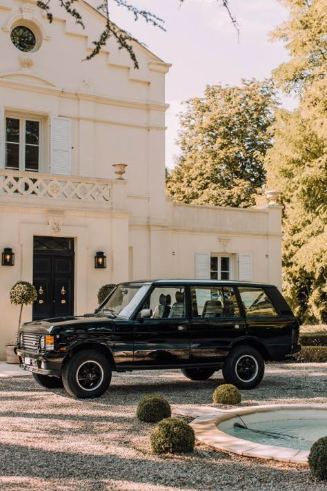 Cappuccinos, Cigars, And Shotguns: Building The Ultimate Gentleman’s Range Rover • Petrolicious Range Rover Lwb, Alexander Kraft, Range Rover V8, Range Rover Classic, Classy Cars, Range Rover Sport, Car Photography, Future Car, Retro Cars