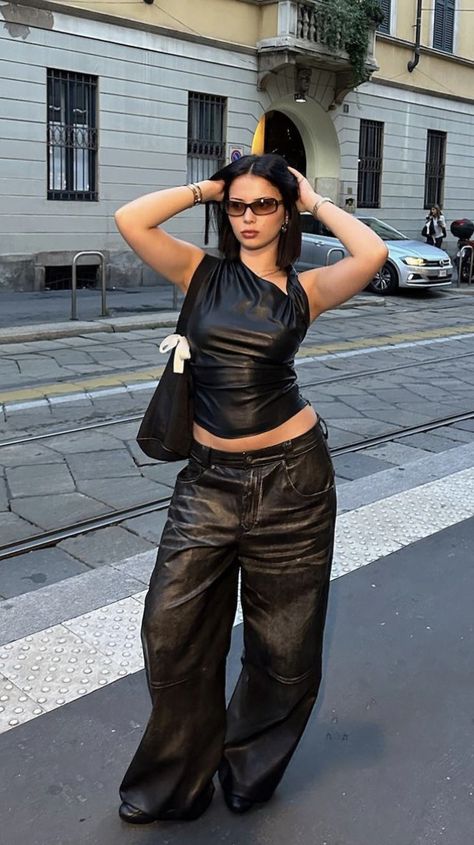 Black Oversized Pants, Concert Outfit Ideas Winter, Winter Photoshoot Outfits, Nyc Outfits Winter, Leather Top Outfit, Baggy Pants Black, Outfit Ideas For School Winter, School Winter Outfits, Black Baggy Pants