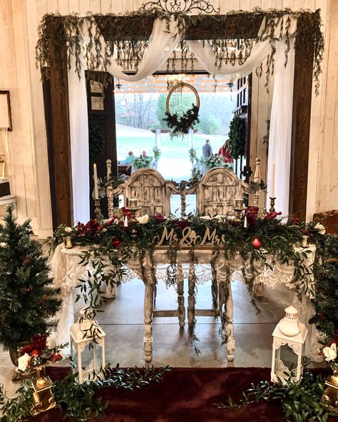 Christmas Sweetheart Table, Winter Wedding Sweetheart Table Ideas, Sweetheart Table Wedding Christmas, Sweetheart Table Wedding Winter, Christmas Sweetheart Table Wedding, Wedding Arch Christmas Theme, Christmas Wedding Head Table, Winter Wedding Sweetheart Table, Christmas Wedding Head Table Decor